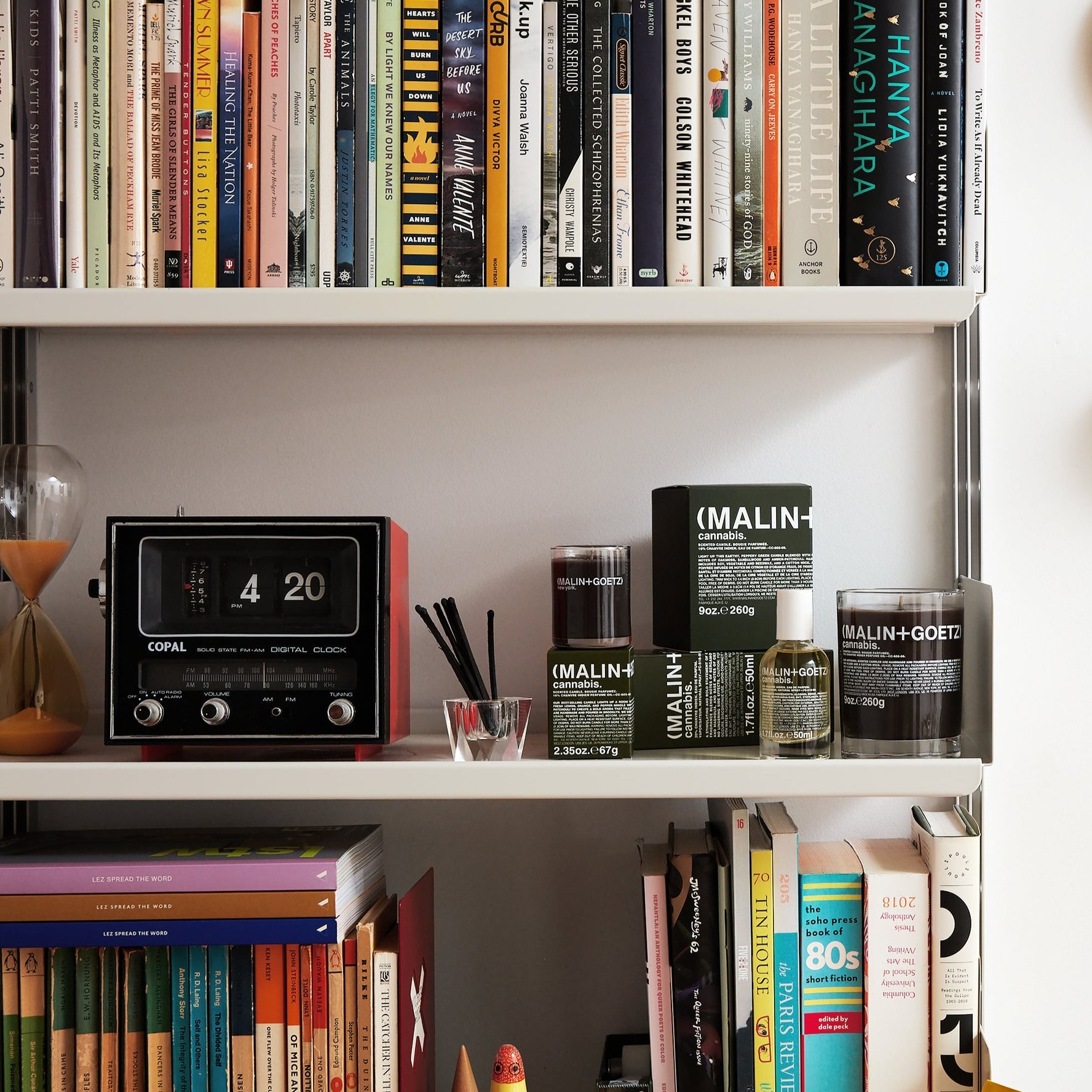 (MALIN+GOETZ) Cannabis Candle 255g CC-605-09 891211000411 Categorie_Parfumkaarsen,Geurkaarsen,Interieur,Merk_(MALIN + GOETZ),Parfumkaarsen,Thuis Malin+Goetz Candles RETREAT