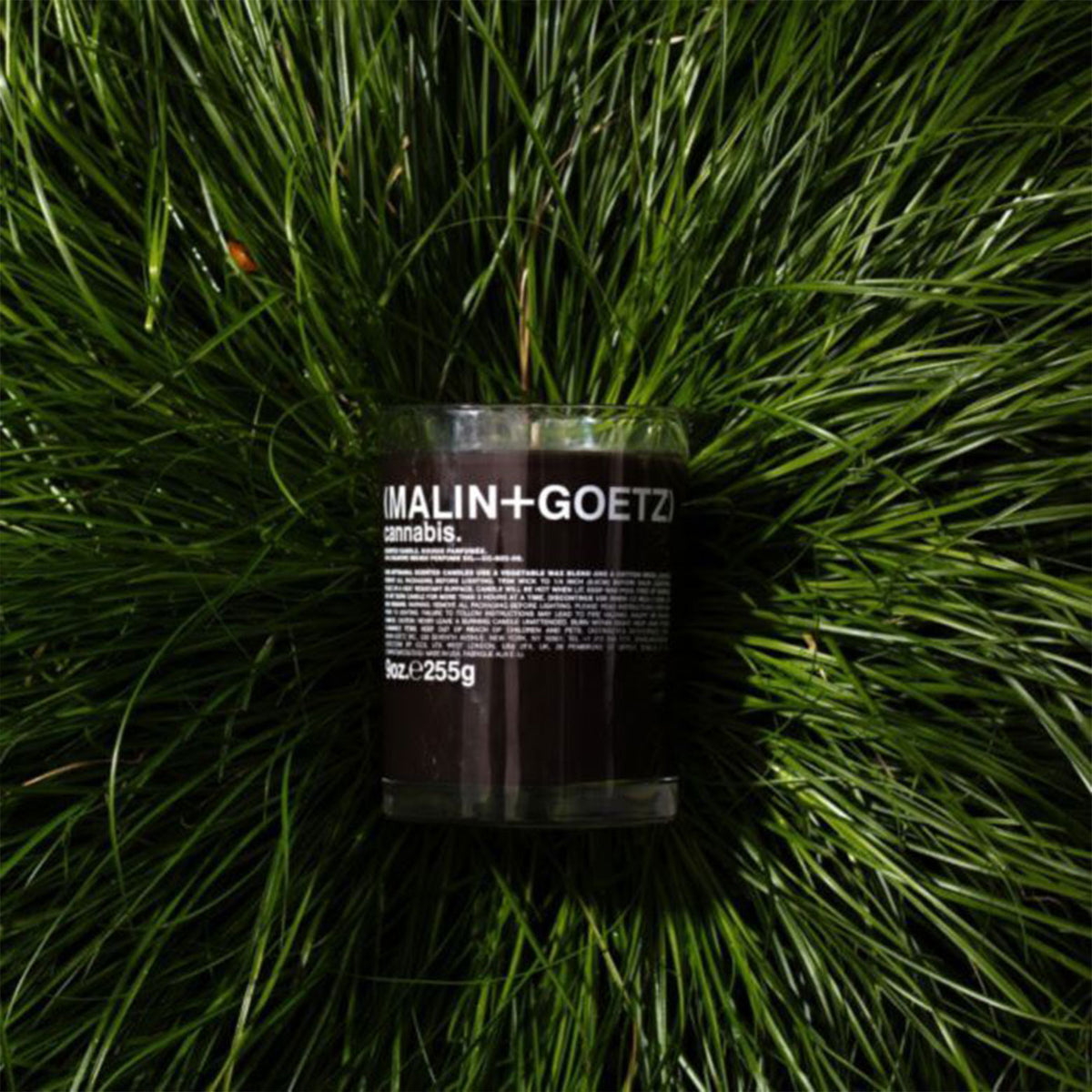 (MALIN+GOETZ) Cannabis Candle 255g CC-605-09 891211000411 Categorie_Parfumkaarsen,Geurkaarsen,Interieur,Merk_(MALIN + GOETZ),Parfumkaarsen,Thuis Malin+Goetz Candles RETREAT