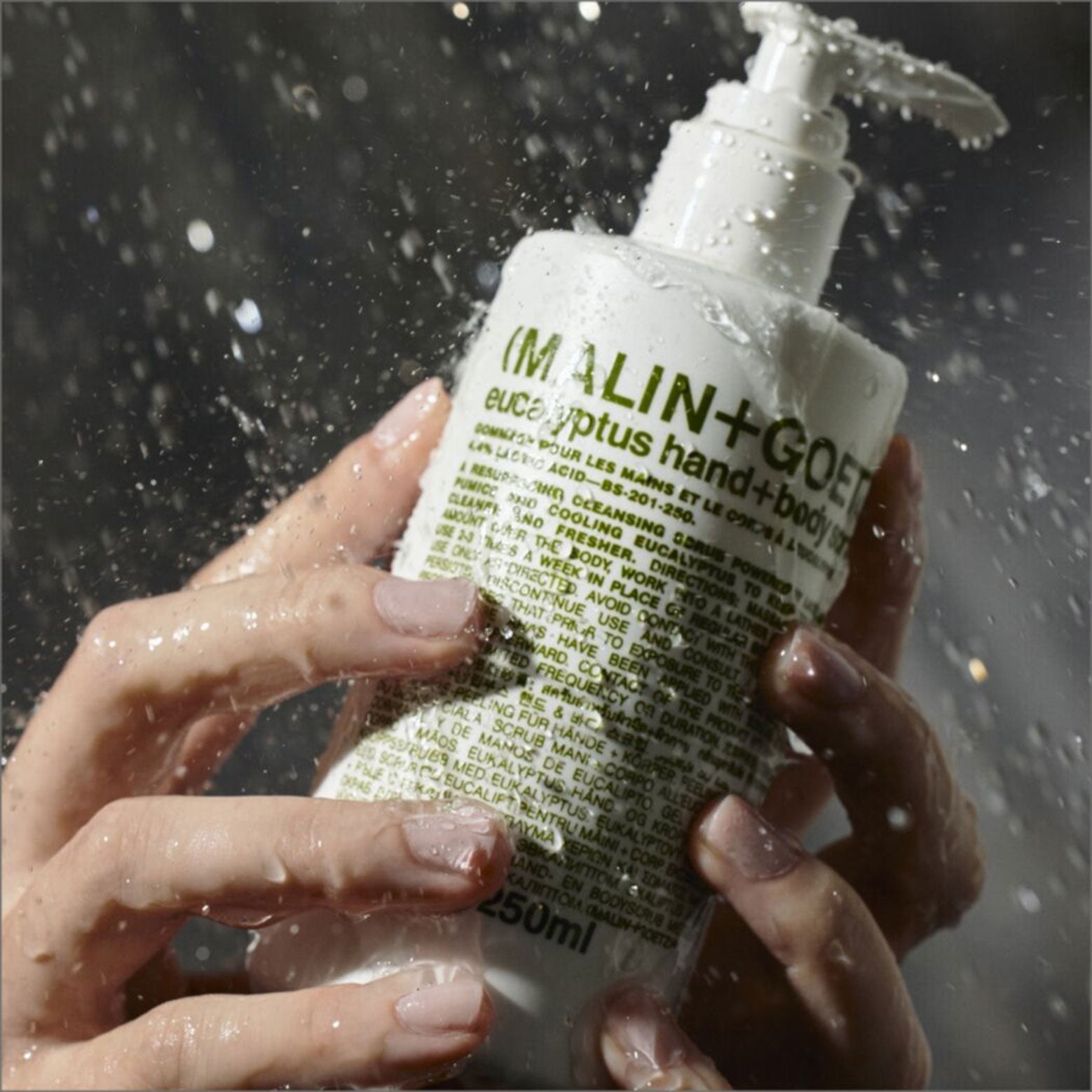 (MALIN+GOETZ) Eucalyptus Hand+Body Scrub 250ml BS-201-250 850046885242 Bad & Douche,Exfoliant,Huidverzorging,Lichaam,Lichaamsverzorging,Merk_(MALIN + GOETZ) Malin+Goetz Skin Care RETREAT