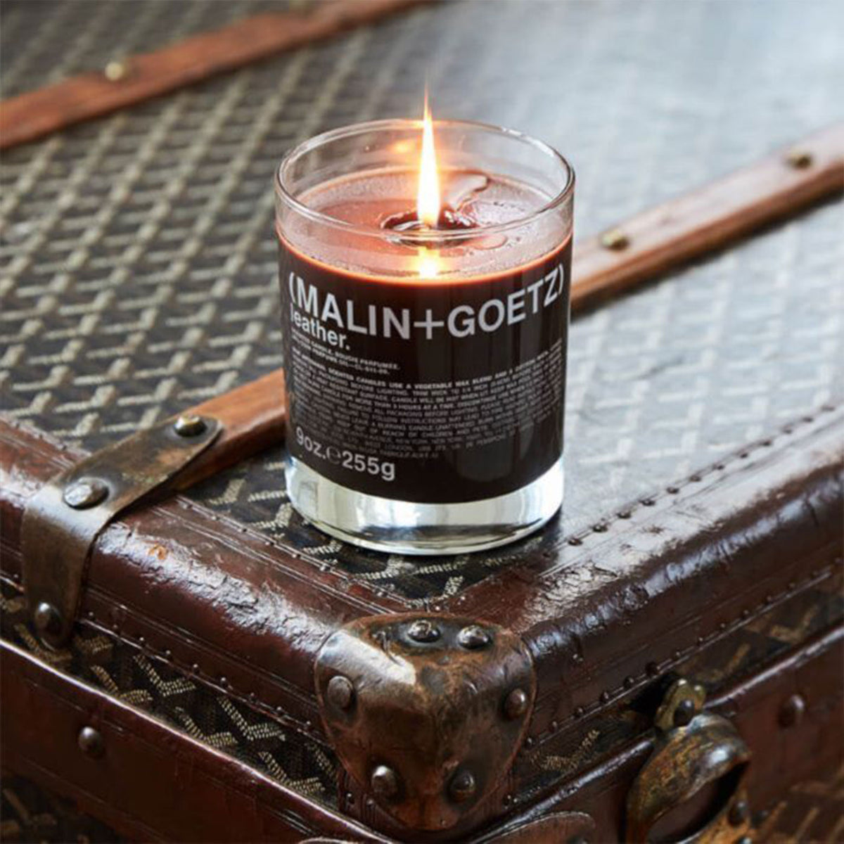 (MALIN+GOETZ) Leather Candle 255g CL-611-09 852635007295 Categorie_Parfumkaarsen,Interieur,Lifestyle,Merk_(MALIN + GOETZ),Parfumkaarsen,Thuis Malin+Goetz Candles RETREAT