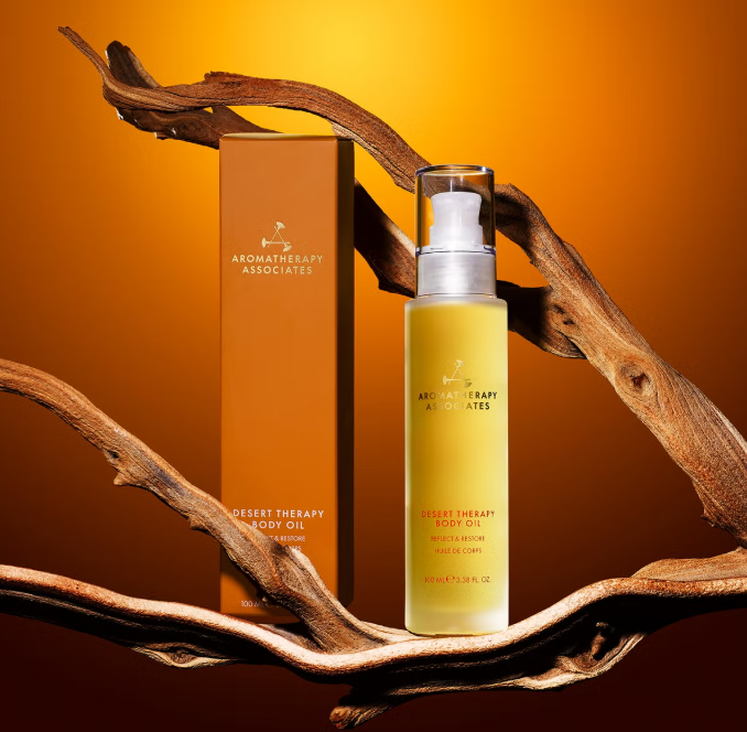 SchermafbeeldiAromatherapy Associates Desert Therapy Body Oil Sfeer met Hout