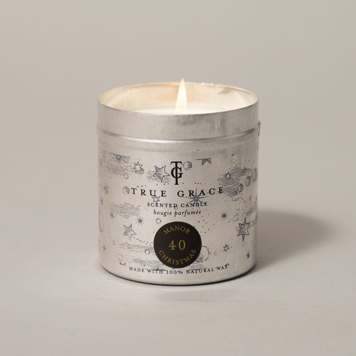True Grace Manor Christmas Tin Candle 250g SAG-TIN-MC-N0NN 875056002410 Categorie_Kaarsen,Categorie_Parfumkaarsen,merk_True Grace,Parfumkaarsen True Grace Uncategorized RETREAT