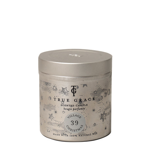 True Grace Village Christmas Tin Candle 250g SAG-TIN-VX-N0NN 875056001154 Categorie_Parfumkaarsen,Collectie_Walled Garden,Geurfamilie_citrus,Geurfamilie_groen,Geurfamilie_houtachtig,Geurkaarsen,Groenten,Interieur,merk_True Grace True Grace Uncategorized R