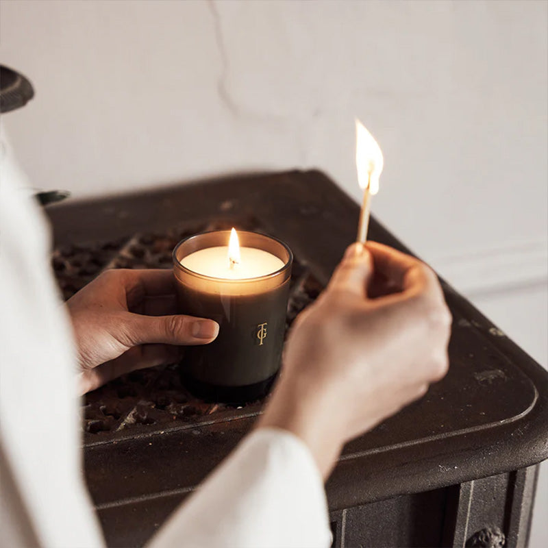 True Grace Burlington English Garden Candle 290g SAB-CSM-E4-BRGE 875056003516 Categorie_Parfumkaarsen,Collectie_Burlington,Geurfamilie_groen,Geurfamilie_houtachtig,Geurfamilie_spicy,Geurkaarsen,Interieur,merk_True Grace True Grace RETREAT