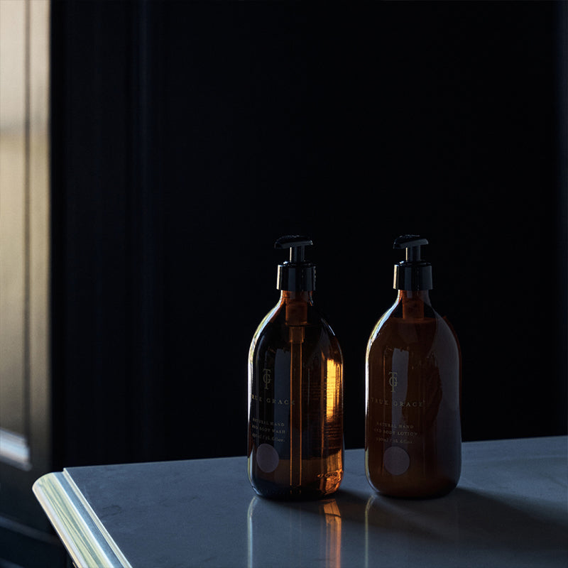 True Grace Burlington Portobello Oud Hand & Body Lotion 490ml SAB-LOT-P5-BRGE 875056001727 Body,Body lotions & Oliën,Categorie_Bad & Douche,Categorie_Body lotions & Oliën,Categorie_Handverzorging,Categorie_Lichaam,Collectie_Burlington,Ingrediënten_cruelty