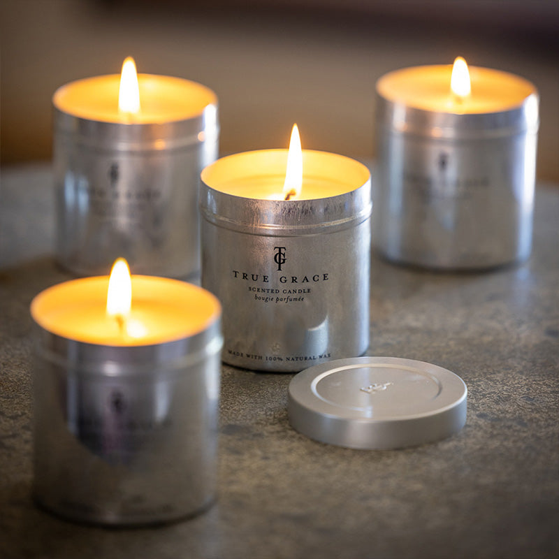 True Grace Walled Garden Tin Candle English Lavender 250g SAG-TIN-E1-N0NN 875056001840 Categorie_Parfumkaarsen,Collectie_Walled Garden,Geurfamilie_bloemig,Geurkaarsen,Ingrediënten_cruelty free,Ingrediënten_vegan,Interieur,merk_True Grace True Grace Candle