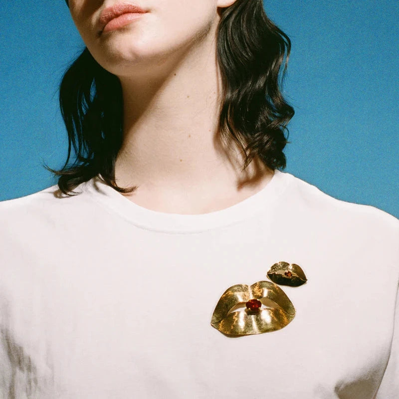 Lip brooch with garnet gold-plated PSC005GP Wouters & Hendrix Brooches & Lapel Pins RETREAT